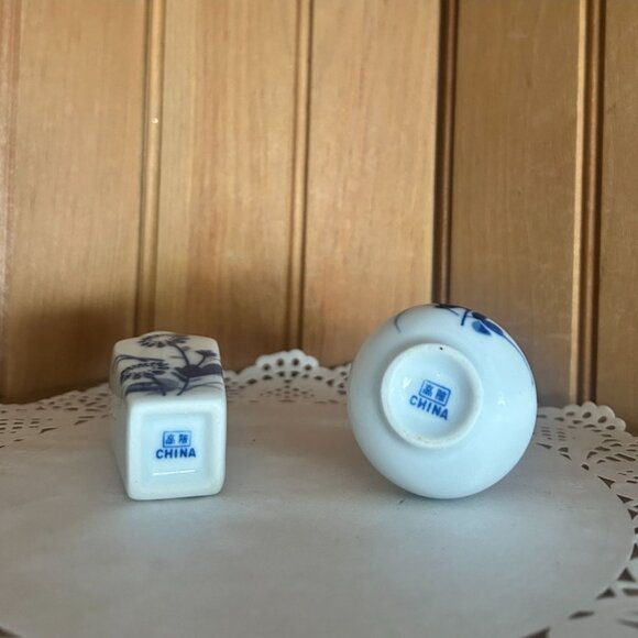 Vintage Miniature Blue & White Ceramic Vases Floral Pattern Small Bud Vase China - Picture 6 of 6